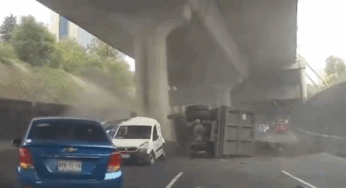 Video viral del camión que impacta 5 autos sobre Periférico